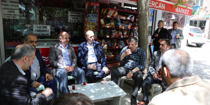 Vatandaşların arasında sorunları dinliyor