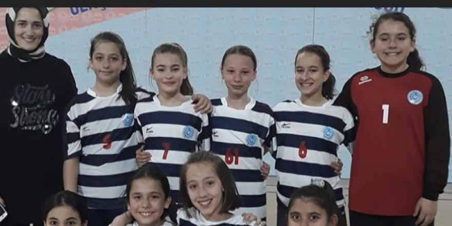 Küçük kızlar futsalda başarılı