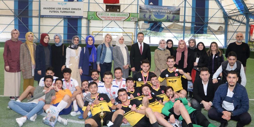 Omuz Omuza Futbol Turnuvası'nda şampiyon Gölcük Aziz Sancar II