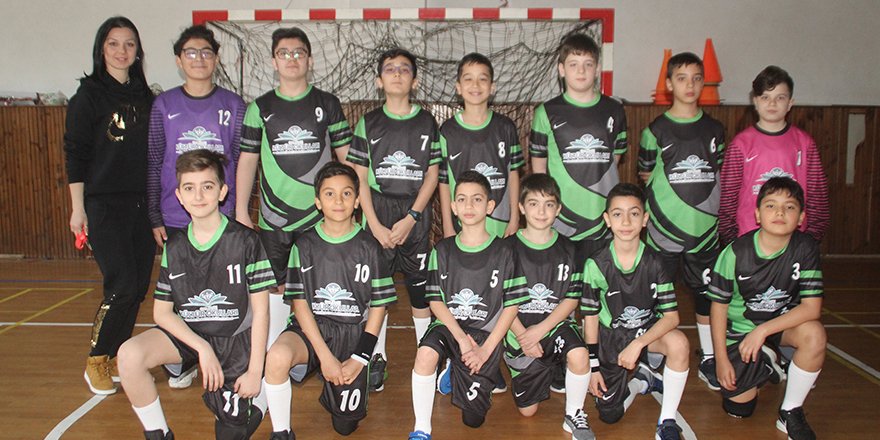 Küçükler hentbolda yarı final günü