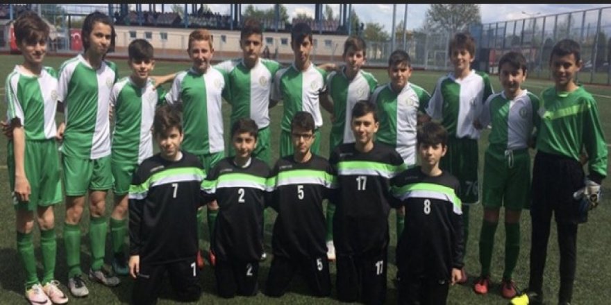 Minikler yeşil sahalarda