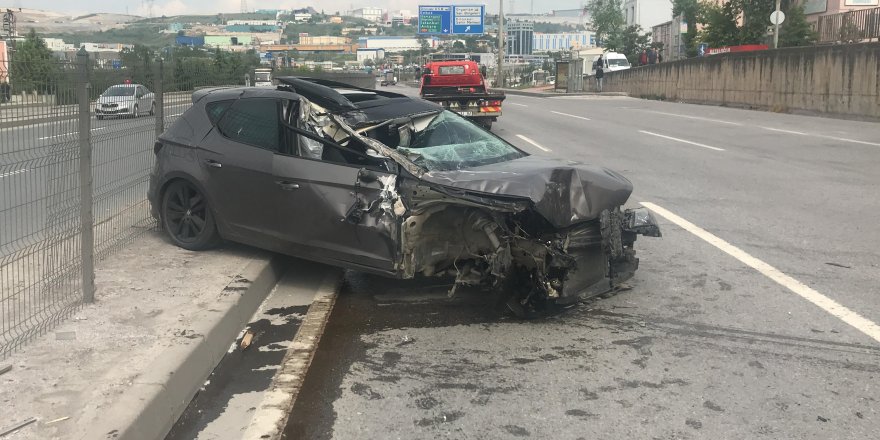 DİLOVASI:  TIR'a çarpan otomobilin tekeri fırladı