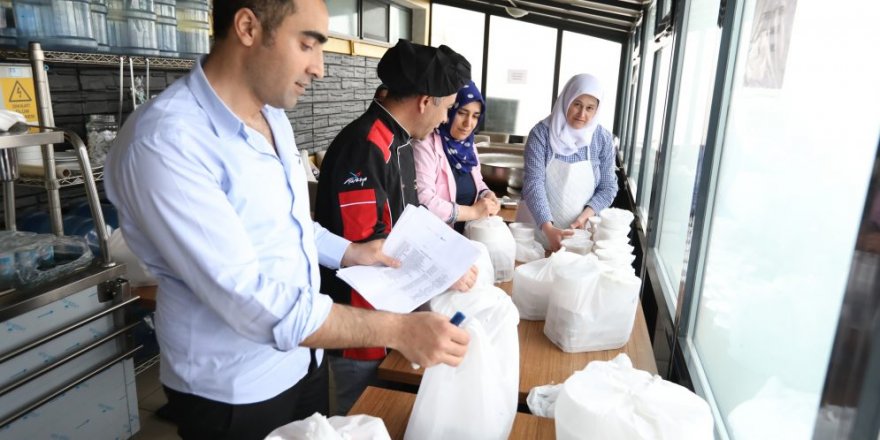 ÇAYIROVA BELEDİYESİ: Evlere sıcak yemek, İftara yetişemeyenlere çorba