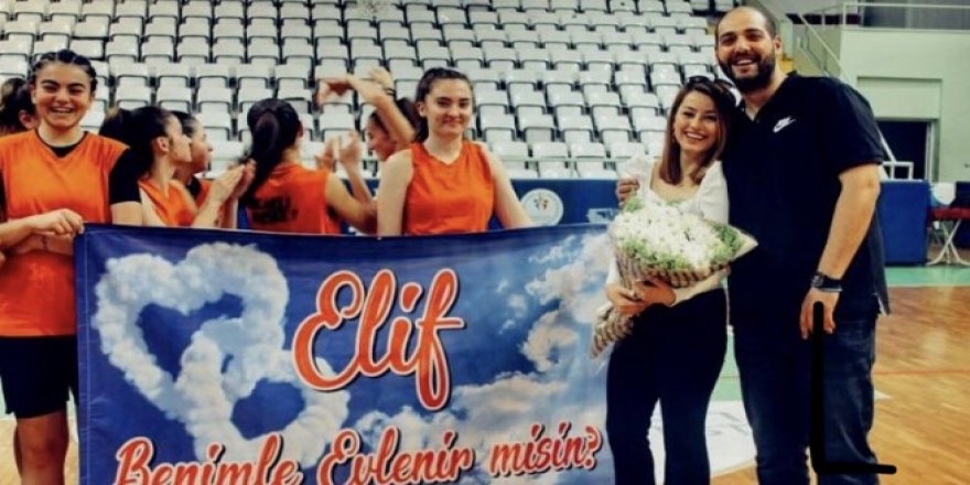 Tanıştıkları spor salonunda evlenme teklifi etti