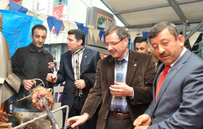 Karabacak kebabın başına geçt,