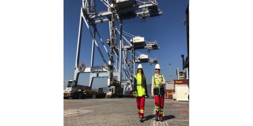 Tonlarca ağırlıktaki konteynerleri kadınlar yükleyip, indiriyor