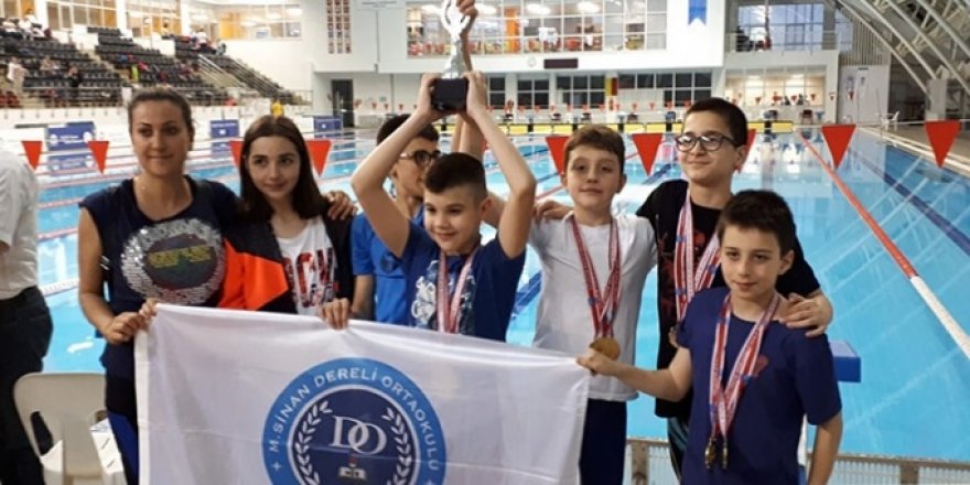 M. Sinan Dereli yüzmede madalyaları topladı