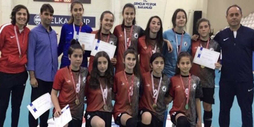 Futsalcı kızlar finallere kaldı