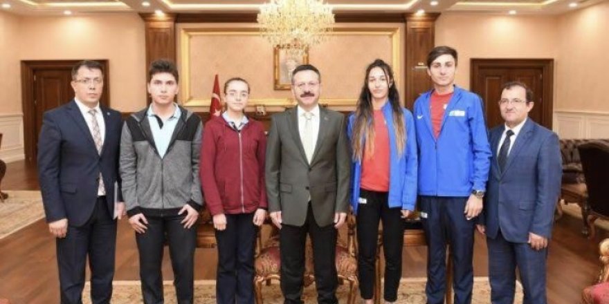 Vali Aksoy, şampiyonları ağırladı!