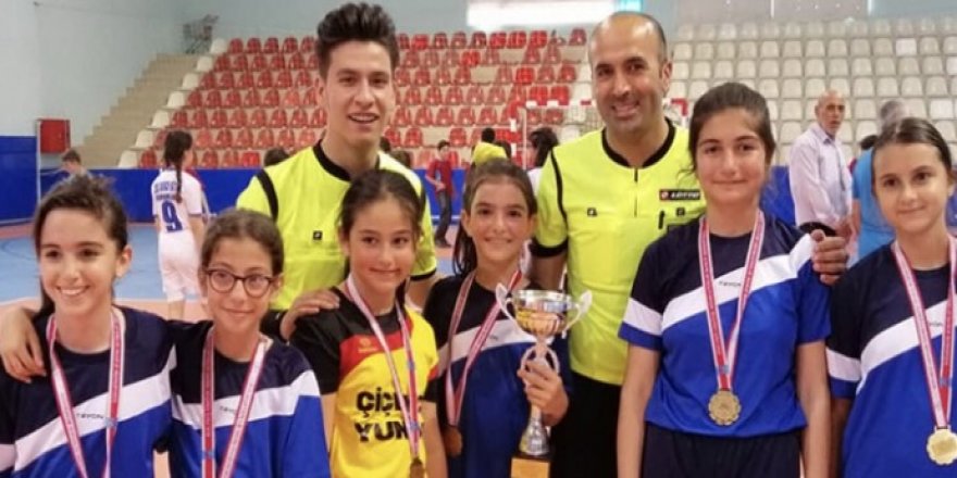 Adem Başoğlu Ortaokulu şampiyon