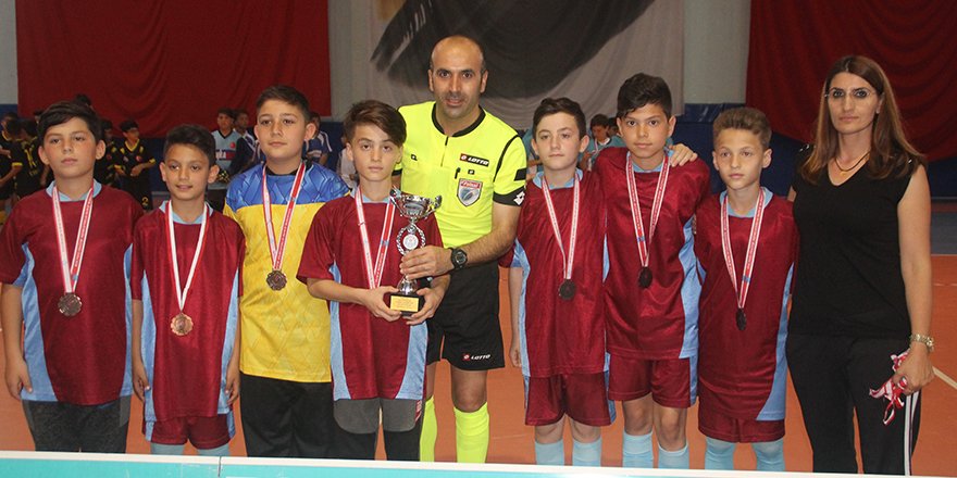 Küçük erkekler futsalda heyecan dindi