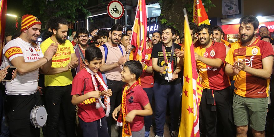Galatasaray taraftarı, İzmit'te şampiyonluğu kutladı