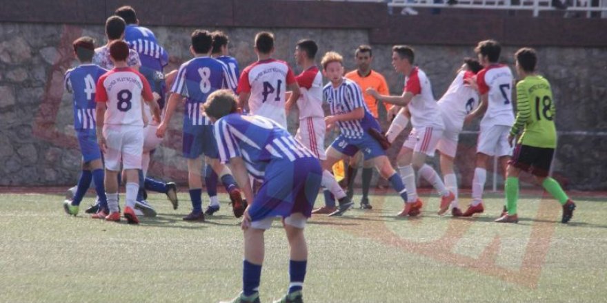Gençlerin maçında büyük olay!