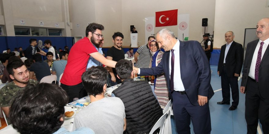 Büyükgöz gençlerle buluştu