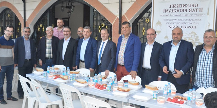 Cami bahçesinde iftar