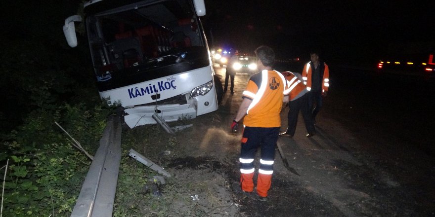 OTOMOBİLLE ÇARPIŞTI: Otobüs bariyerlere çarparak durabildi