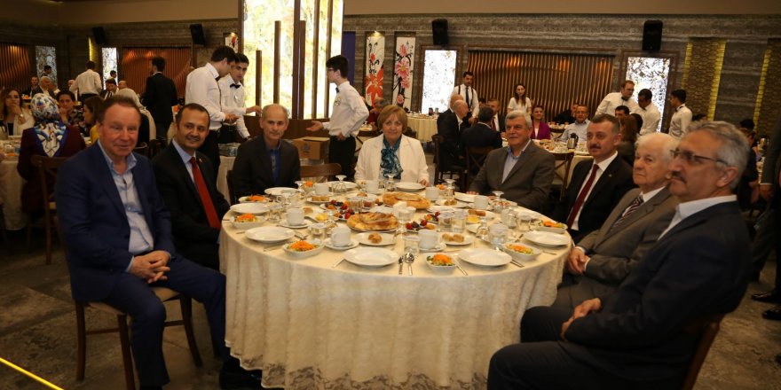 Başkan ve meclis üyeleri iftarda buluştu