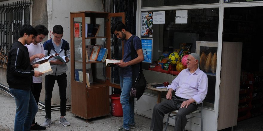 Bakkal amca, gençleri kitapla buluşturuyor