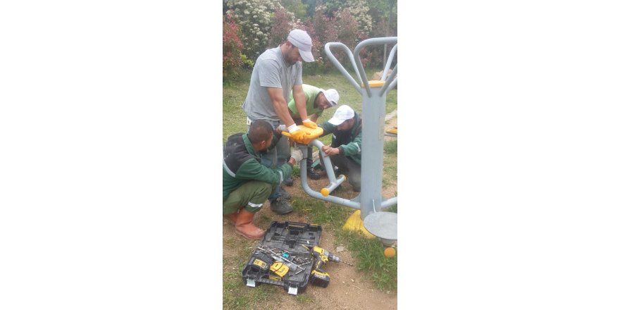 Çocuk oyun gruplarının bakımları yapılıyor