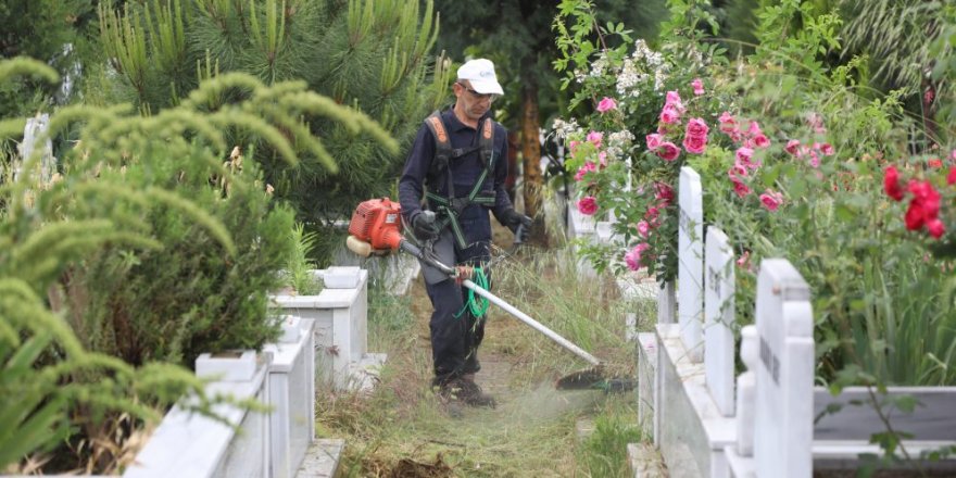 ÇAYIROVA:  Mezarlıklarda bayram temizliği