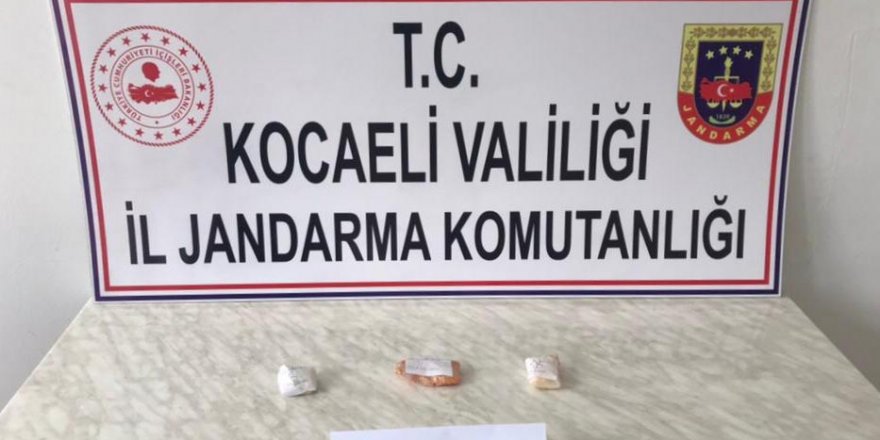 Jandarmayı görünce uyuşturucuyu koltuğun altına attı