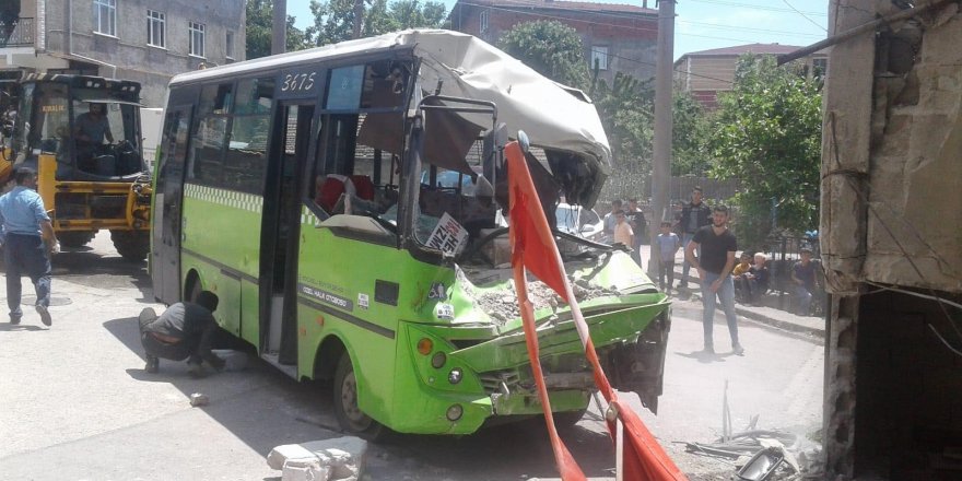 Freni boşalan halk otobüsü binaya çarptı