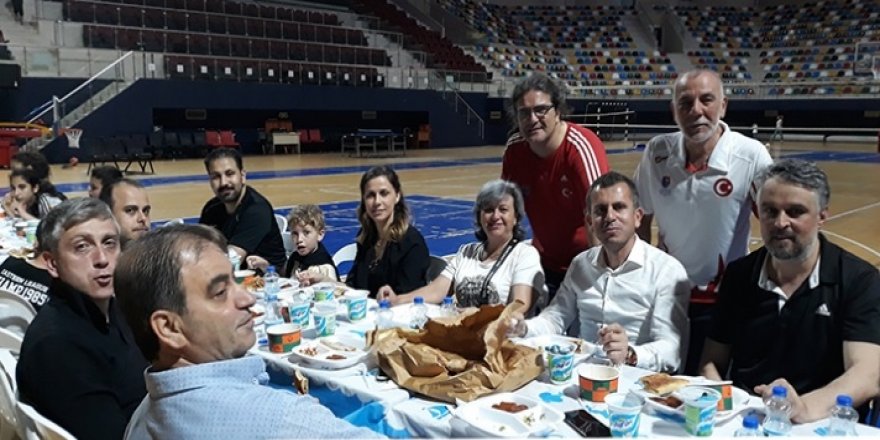 Eskrimciler iftarda buluştu