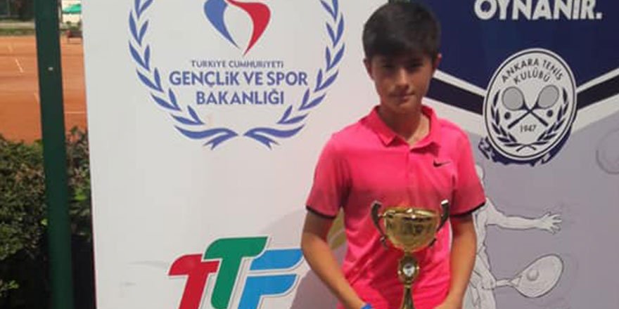 Teniste büyük başarı