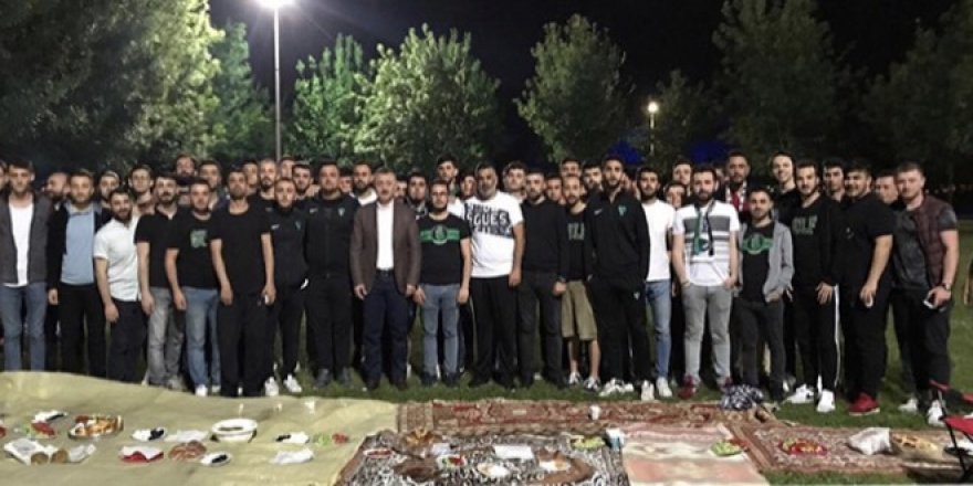 Büyükakın taraftarlarla sahur yaptı