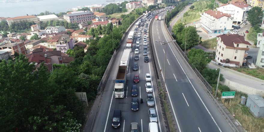 Tatil yolunda 10 kilometrelik araç kuyruğu