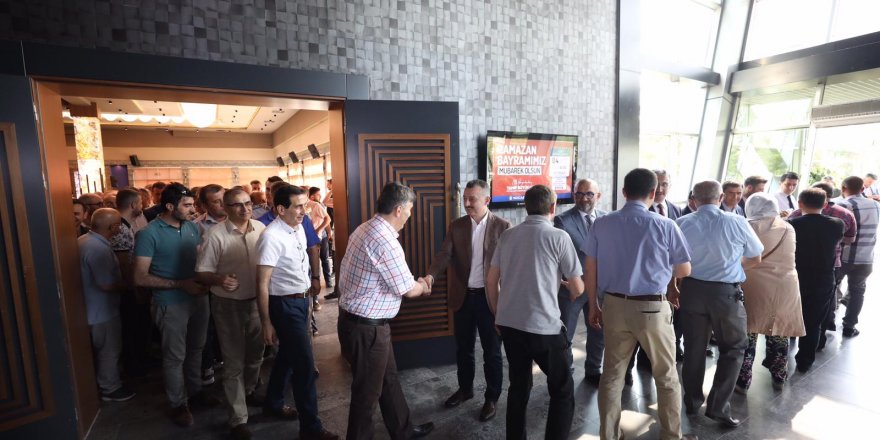 Büyükşehir personeliyle bayramlaştı