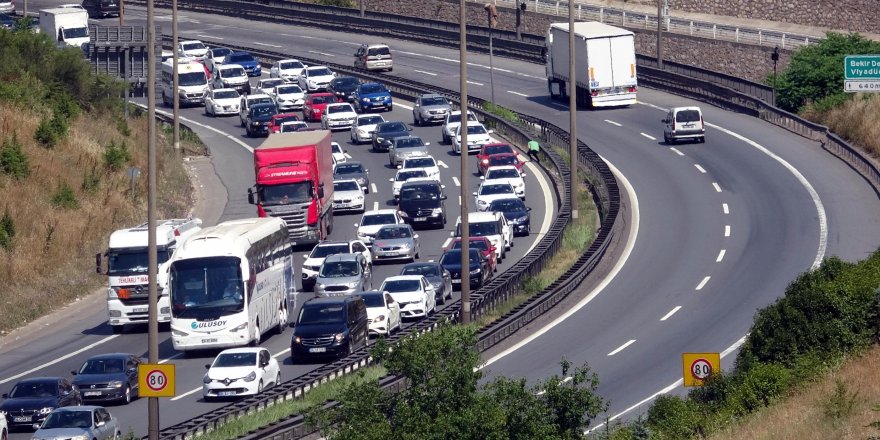 Kocaeli geçişindeki yollarda yoğunluk
