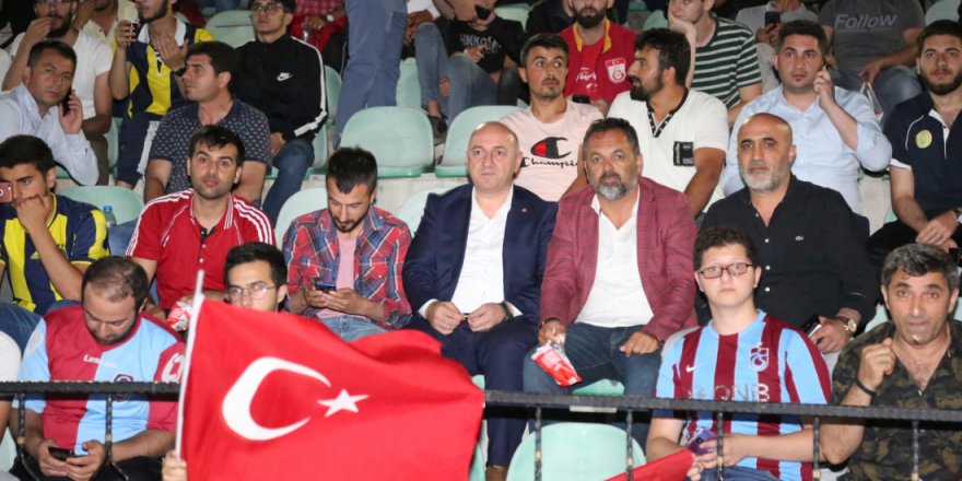 Başkan Bıyık, Milli maçı sahilde Darıcalılarla izledi