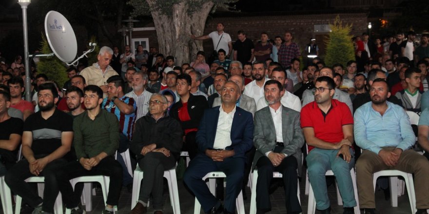 Başkan Büyükgöz Milli maçı Gebzelilerle izledi