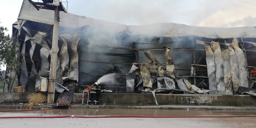 GEBZE’DE DEPO YANGINI:  Geriye enkaz yığını kaldı