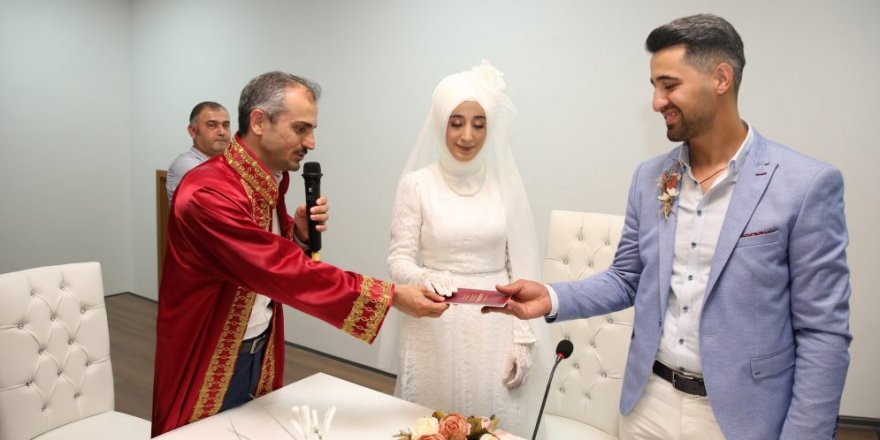 Çiftçi nikah kıydı