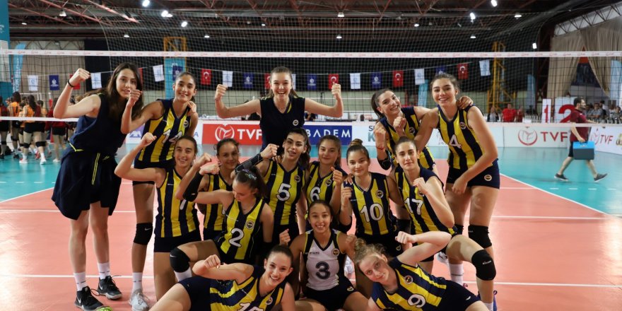 Yıldız Kızlar Voleybol derbisini Fenerbahçe kazandı