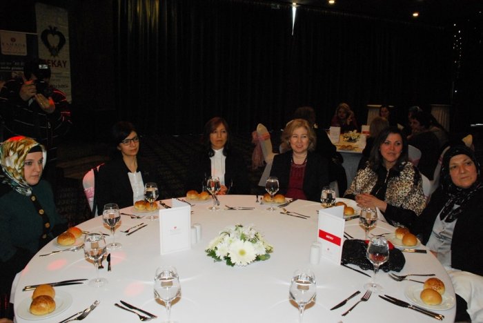 Bayan Topaca, polis eşleriyle buluştu