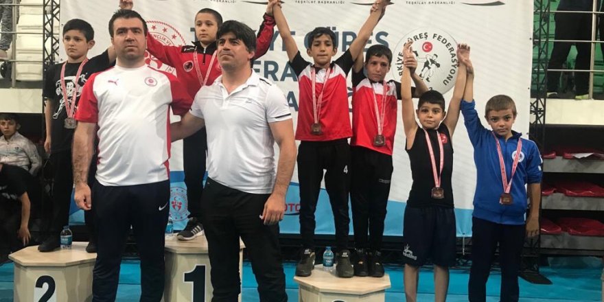 Kocaelili minik güreşçiler Türkiye 3.’sü oldu