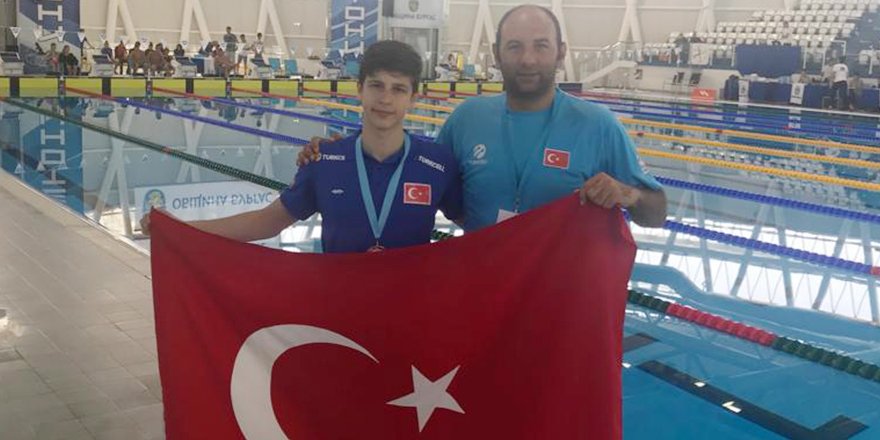 İzmitli yüzücüler Avrupa’da esiyor