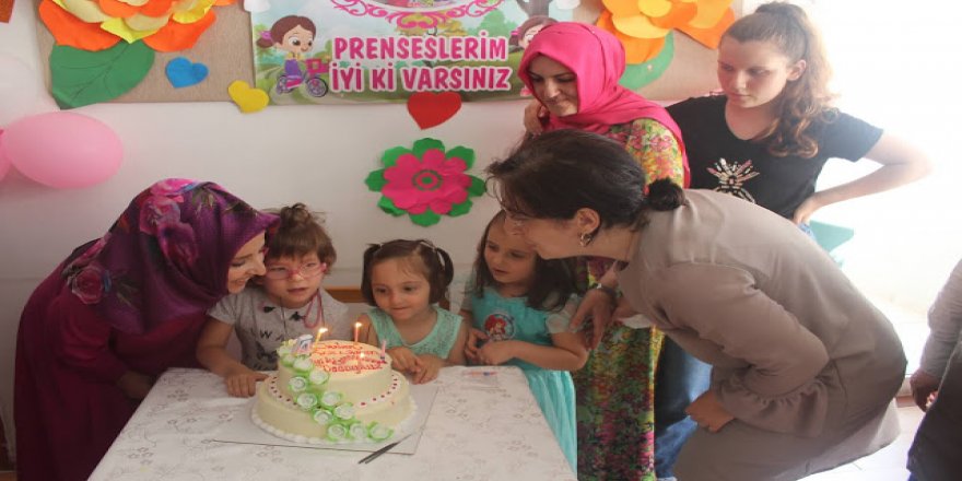 Engelli Cansu yeni yaşına  sevenleriyle girdi