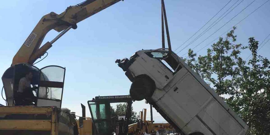 Çürümeye terk edilen araçlar toplanıyor