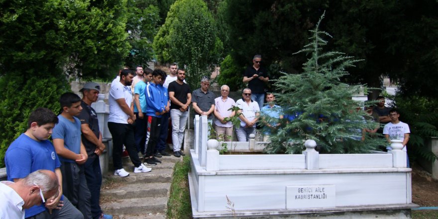 Efsane güreşçi mezarı başında anıldı