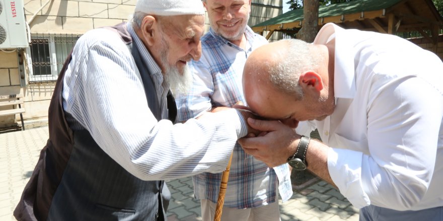 Bıyık vatandaşları dinliyor