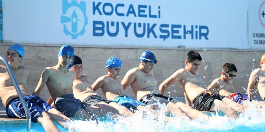 Çocuklar eğlenerek yüzme öğreniyor