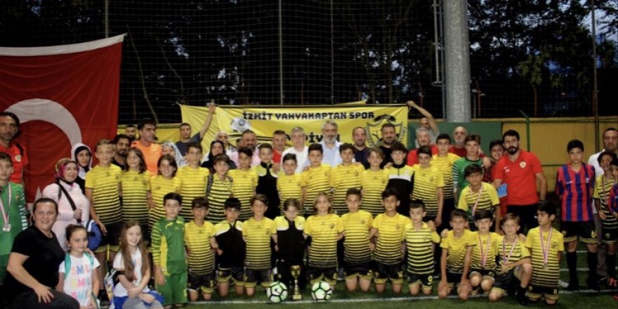 Yahya Kaptan U-13 kupasını aldı