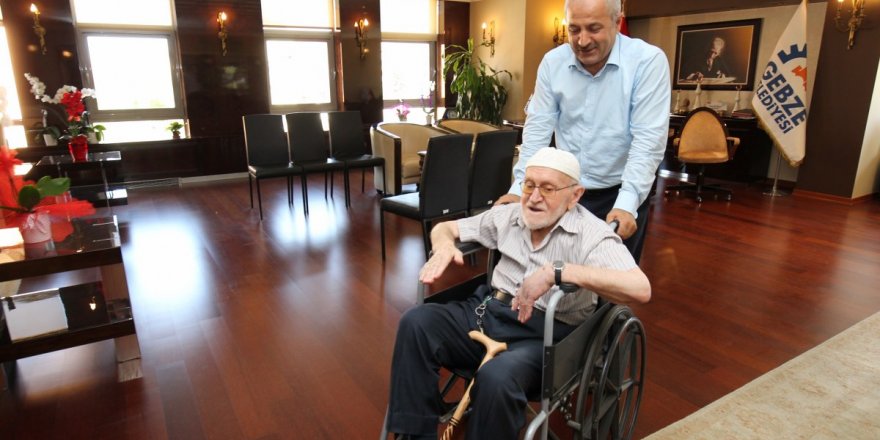 Tekerlekli sandalye hediye etti