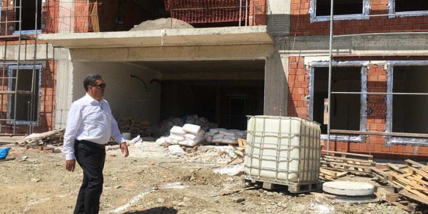 Okul inşaatlarını denetledi