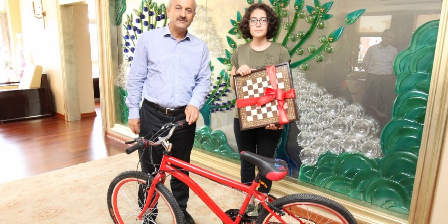 Büyükgöz başarılı öğrenciyi ağırladı