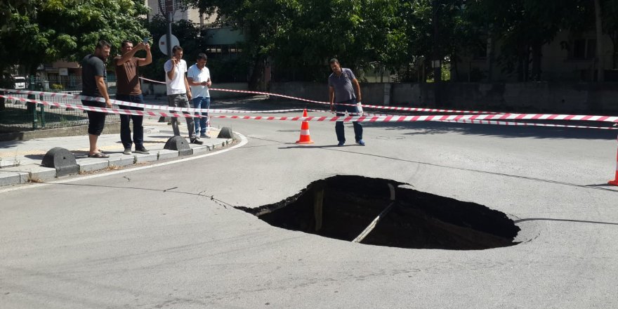 Köprünün beton kaplaması çöktü